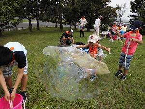 2015年6月14日「オモシロ★理科教室～水の中の生き物探し＆ドキドキ大実験！」活動報告