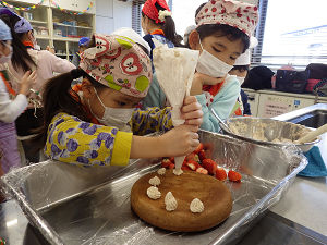 2016年12月11日「お菓子な家＆ケーキ作り～好きな材料で自由に飾ろう！」活動報告