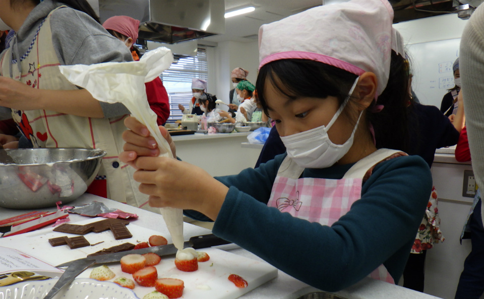 2019年12月15日「お菓子な家＆ケーキづくり～好きな材料で自由にかざろう！」活動報告