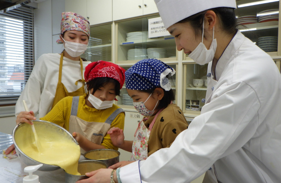 2019年12月22日「お菓子な家＆ケーキづくり～好きな材料で自由にかざろう！」活動報告