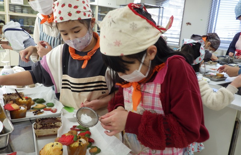 2022年12月18日「本格クリスマスお菓子づくり～マフィンとブラウニー、クッキー」活動報告